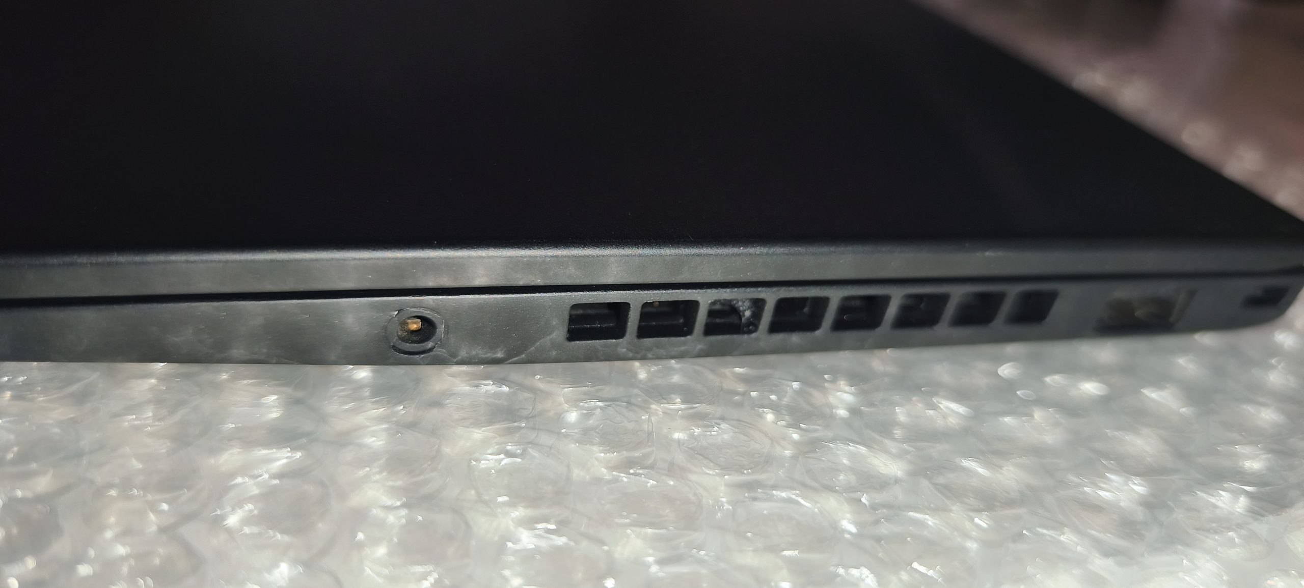 Tranche du ThinkPad X1 Carbon Gen 6, aérations et connecteur
