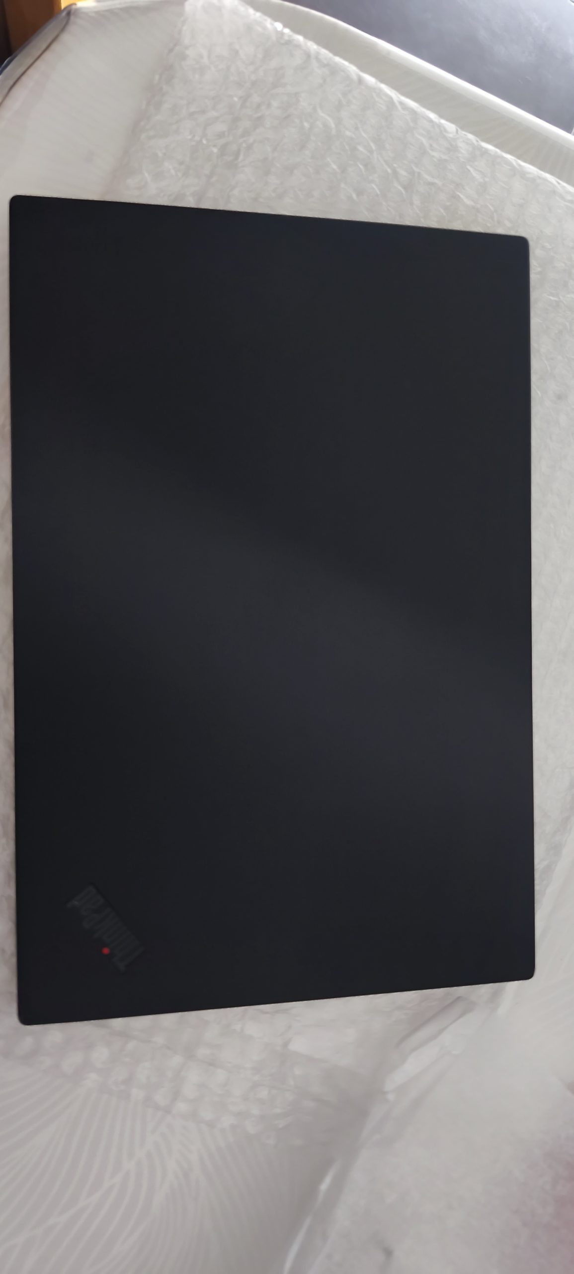 ThinkPad X1 Carbon Gen 6 fermé, capot noir vu de dessus