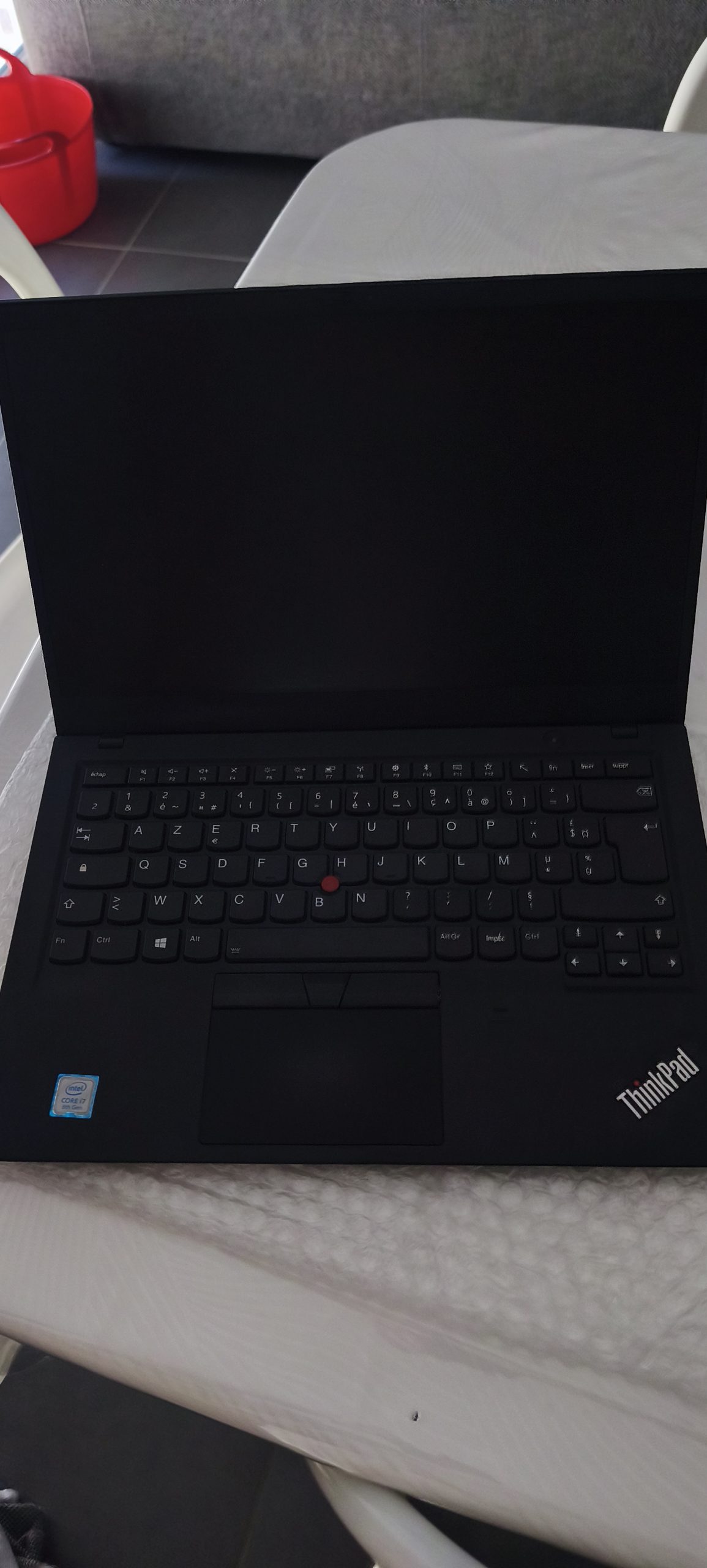 ThinkPad X1 Carbon Gen 6 ouvert, clavier AZERTY, pavé tactile et logo ThinkPad